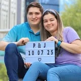 Pareja sosteniendo claqueta durante sesión fotográfica