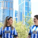 Retrato urbano de dos mujeres con uniforme deportivo