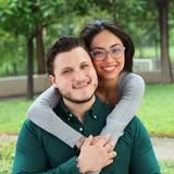 Retrato de pareja sonriente en parque